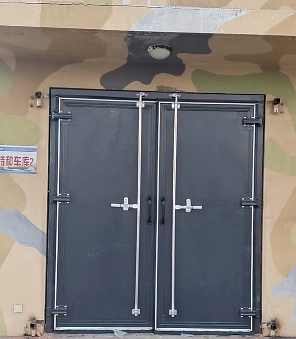 城东工业平开门