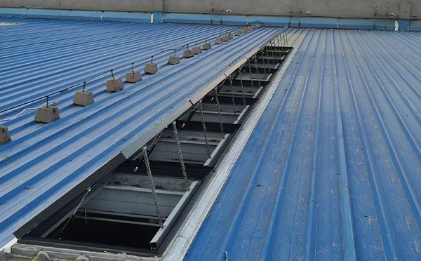 某城市大型商业综合体中庭城东排烟窗工程