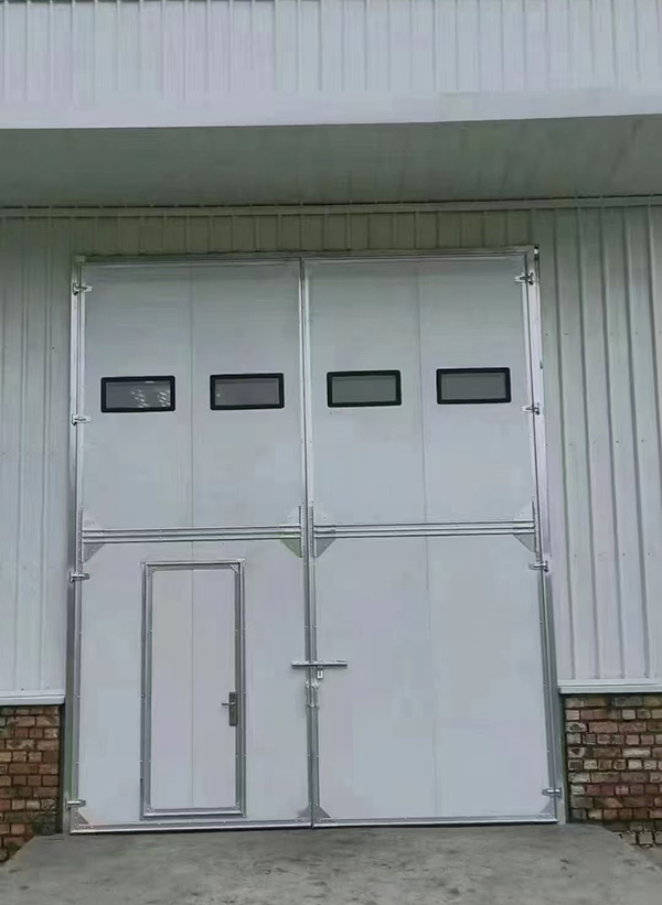 城东工业门在设备装配车间出入口的实施记录